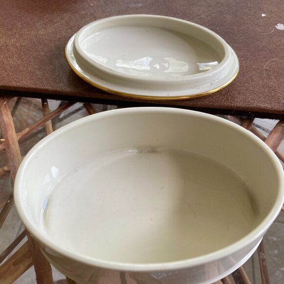 LENOX Holiday Box with Lid Oval Trinkets, Candy, Nuts 4.75"LX3"WX1.5"D VINTAGE - Picture 3 of 4